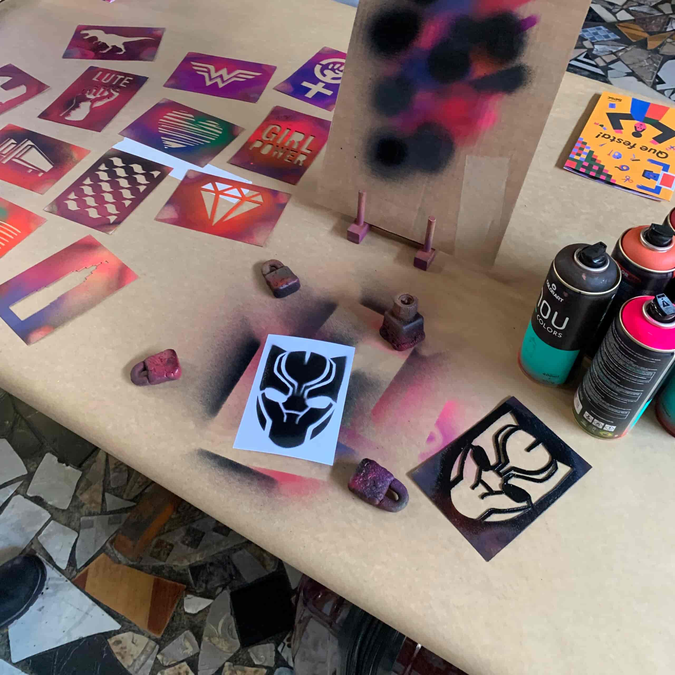 Imagem do evento OFICINA – VIVÊNCIA DE CARTÃO POSTAL COM ESTÊNCIL E TINTA SPRAY – COM RODRIGO MOTTA