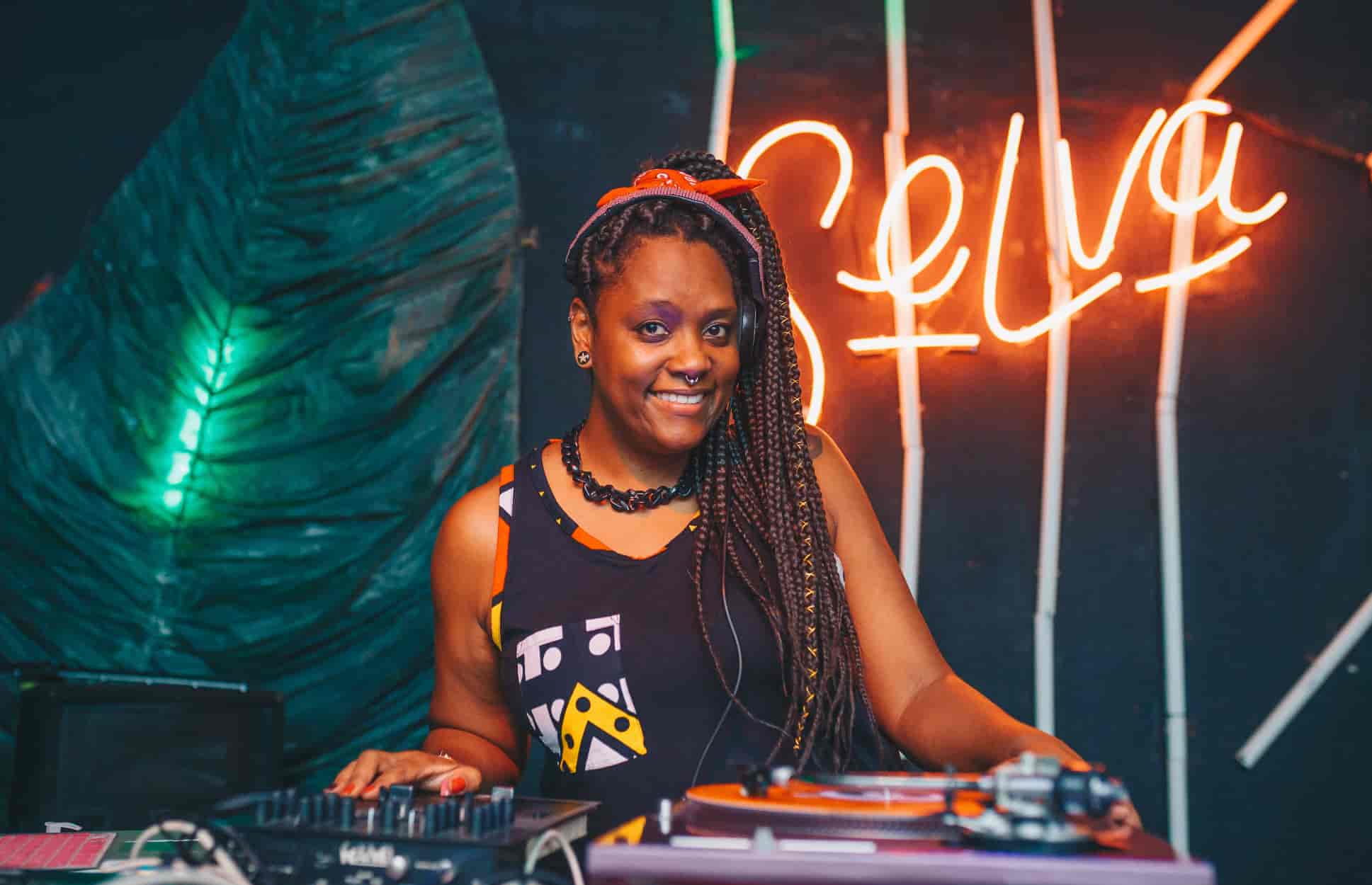 Banner do evento Festa de Favela Disco Tim: A jovem guarda em ritmo preto com DJ Tati Lase 