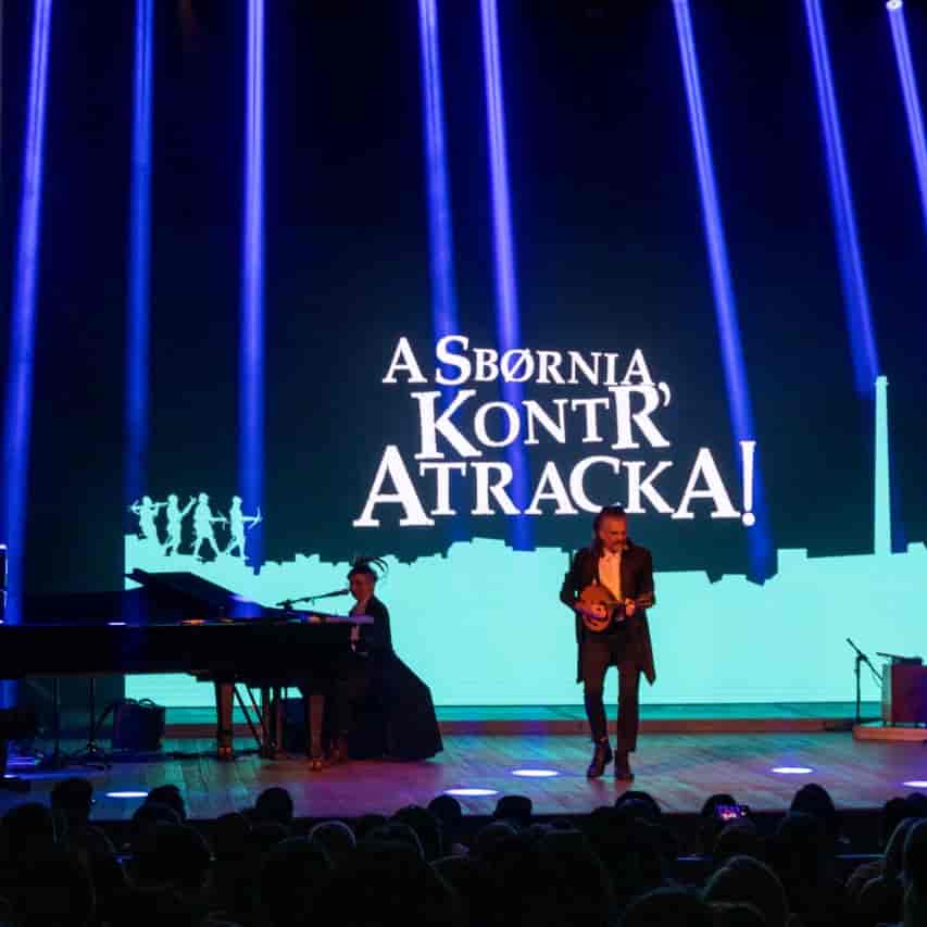 Banner do evento  A Sbørnia Kontr`Atracka em apresentação única no Teatro B32