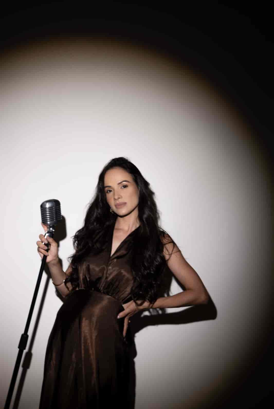 Banner do evento Domingo Musical: Show Especial Brasilidades, com Fabiana Fragoso"