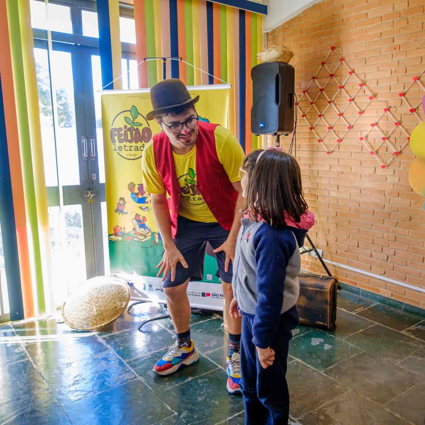 Banner do evento Feijão Letrado doa 1856 livros a escolas da região de Bauru e usa arte para incentivar leitura