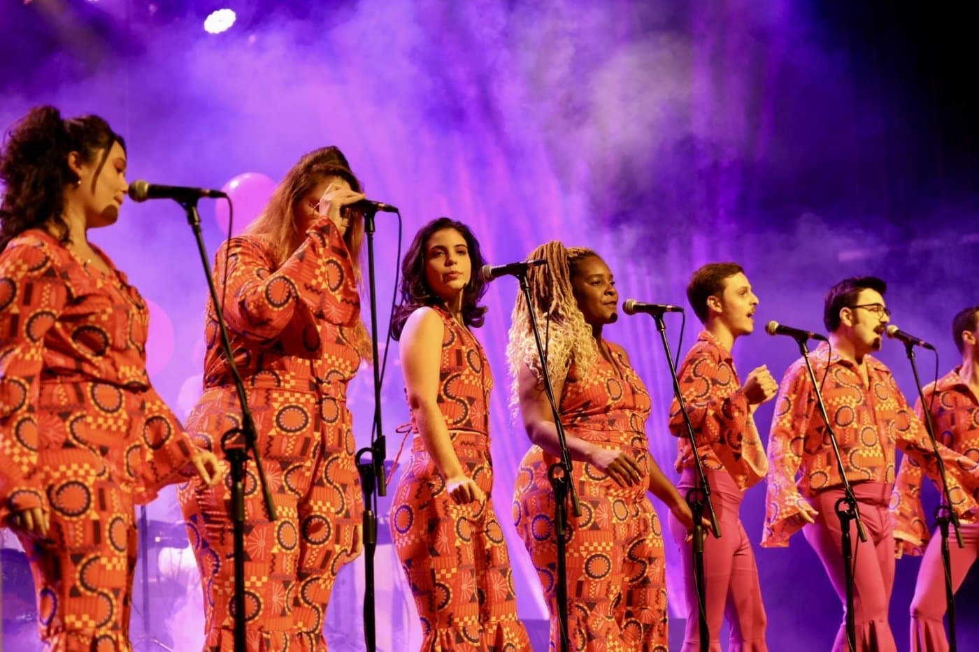 Banner do evento Encontros com Arte: show "Mamma Mia & Disco Dance", com a Cia. Minaz