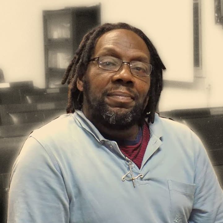 Banner do evento PALESTRA | NOTAS DE ESCURECIMENTO: LETRAMENTO RACIAL – COM PLÍNIO CAMILLO