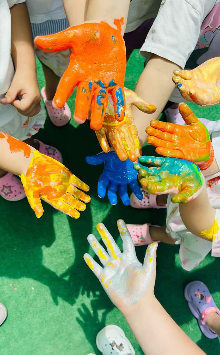 Banner do evento Atividade de férias: Pintando com as mãos e pés 