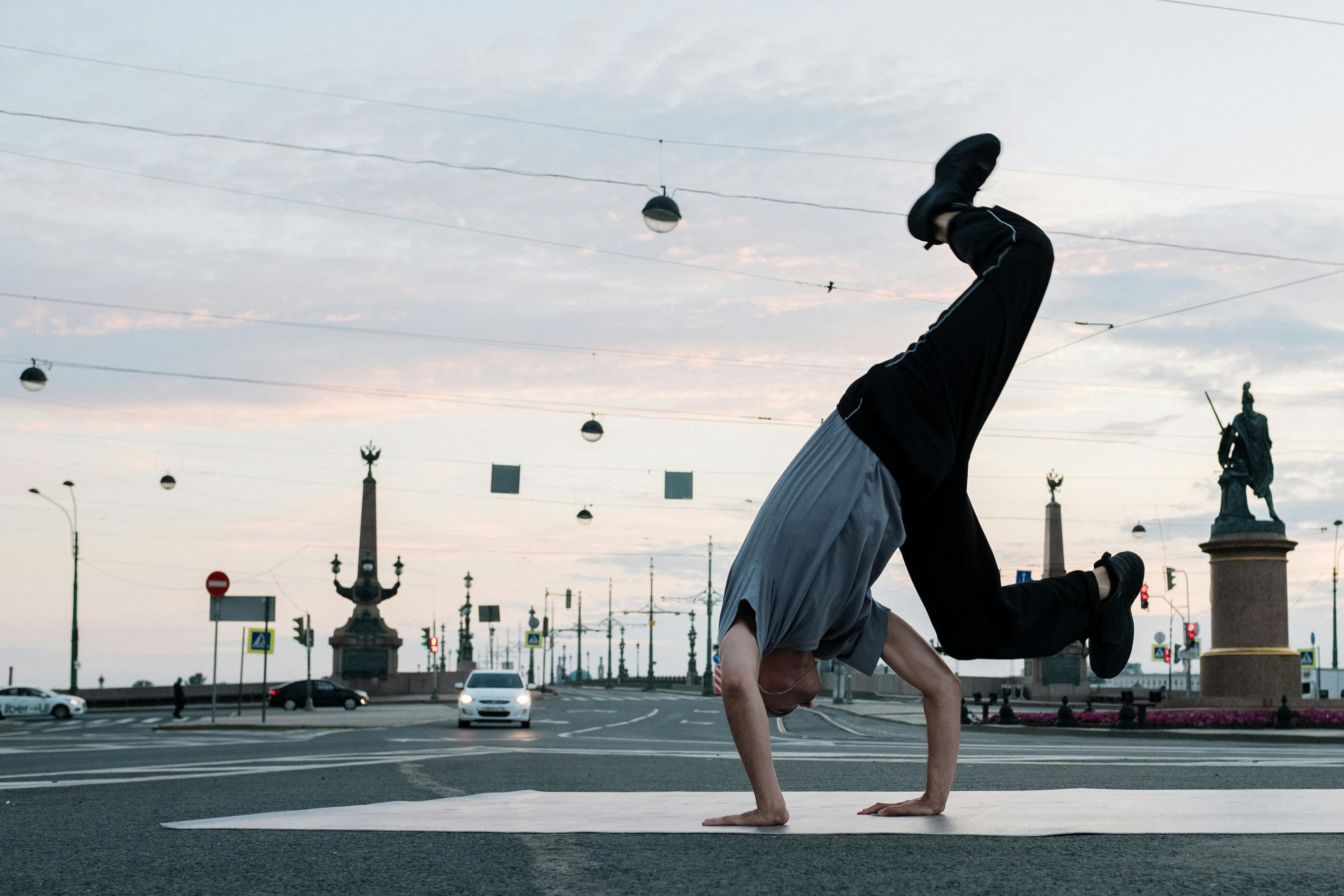 Banner do evento OFICINA DE FÉRIAS: O MUNDO EM PONTA CABEÇA