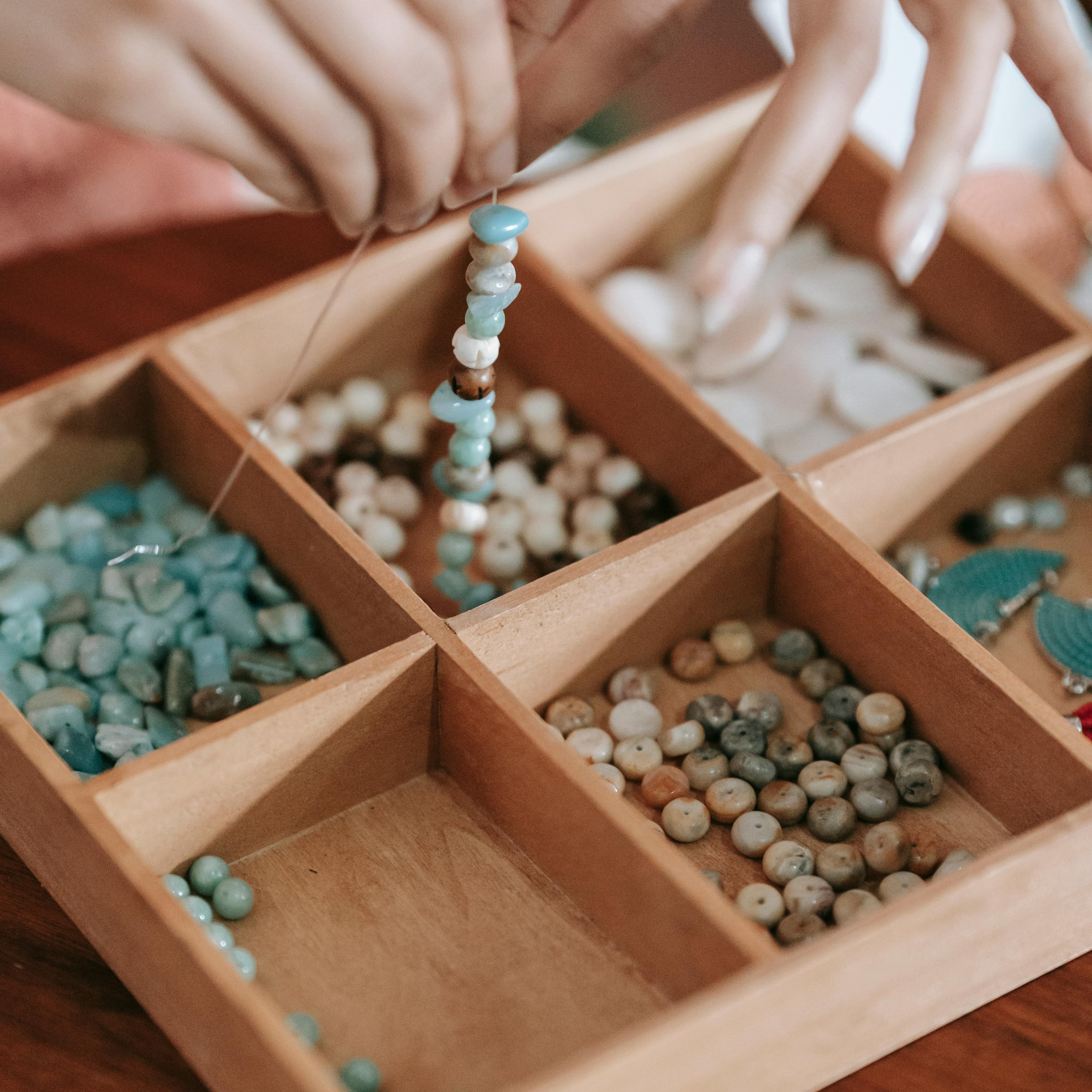 Banner do evento Atividade de férias: Bijuterias de Miçangas