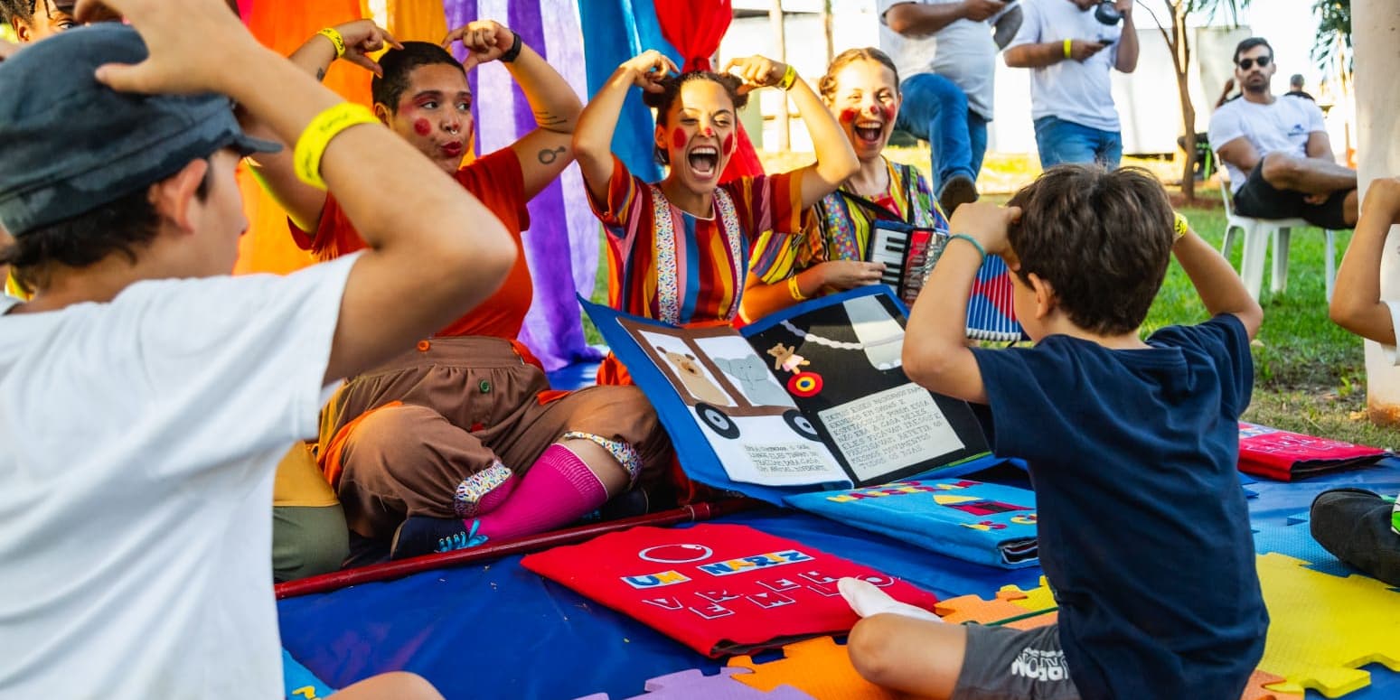 Banner do evento CONTAÇÃO DE HISTÓRIA: BRINCANDO DE CONTAR NO CIRCO DA LUA - COM TRUPE ARLEQUINOS E COLUMBINAS 