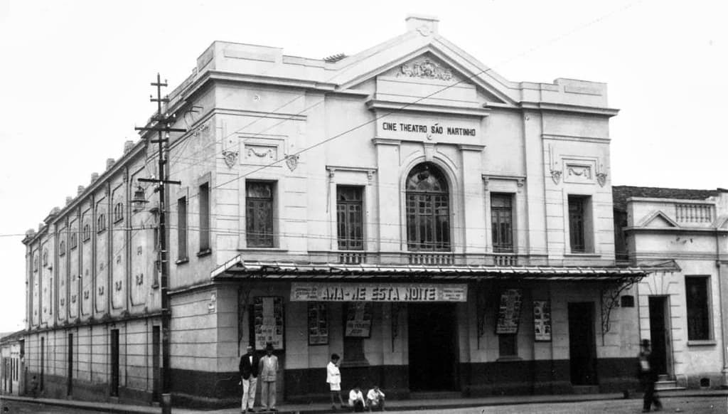 Banner do evento DOCUMENTÁRIO “A ÚLTIMA SESSÃO” RESGATA A MEMÓRIA DOS CINEMAS DE RUA EM EXIBIÇÃO GRATUITA 