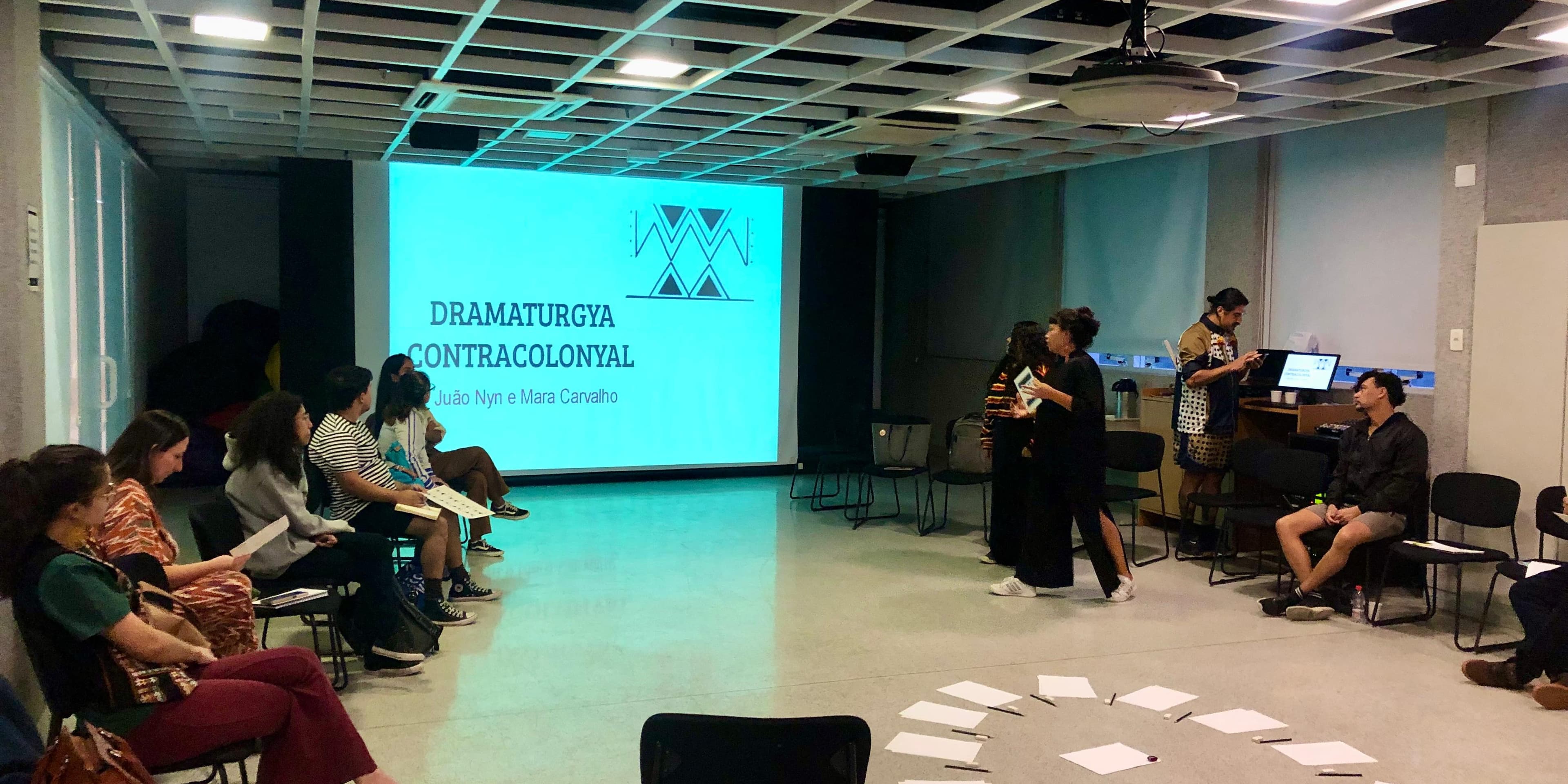 Banner do evento SLAM DE TEATRO: OFICINA DE TEATRO CONTRACOLONIAL COM JUÃO NYN