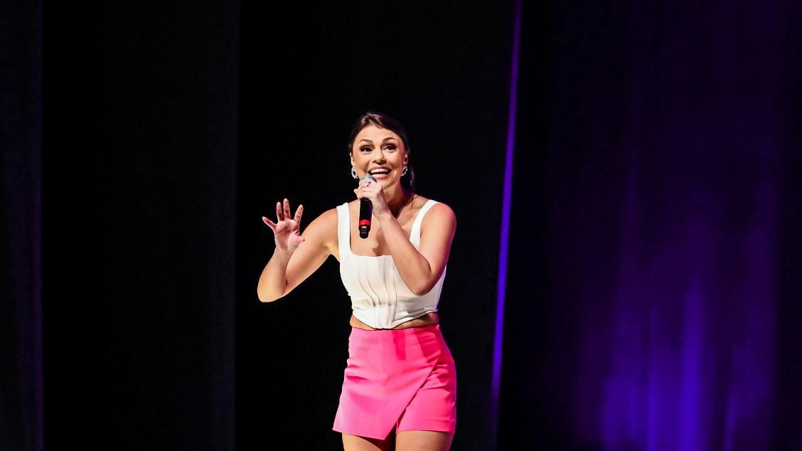 Banner do evento Stand up Comedy Bruna Louise – Novo Show