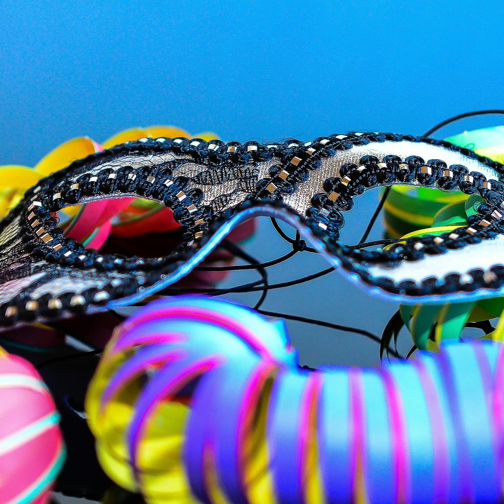 Banner do evento ATIVIDADES DE FÉRIAS | CRIANDO MONSTROS MALUCOS COM COLAGEM + CONFECÇÃO DE MÁSCARA DE CARNAVAL